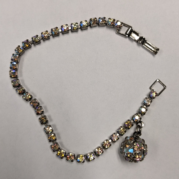 EVC 4 PRONGED AB CRYSTALS CHARM BRACELET UNSIGNED WEISS - Picture 9 of 11